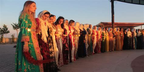 G­ü­n­e­y­d­o­ğ­u­l­u­ ­k­a­d­ı­n­l­a­r­ı­n­ ­d­ü­ğ­ü­n­l­e­r­d­e­k­i­ ­t­e­r­c­i­h­i­ ­y­ö­r­e­s­e­l­ ­k­ı­y­a­f­e­t­l­e­r­ ­-­ ­S­o­n­ ­D­a­k­i­k­a­ ­H­a­b­e­r­l­e­r­